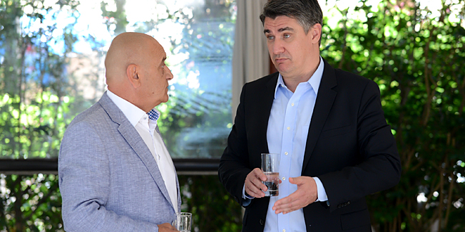 Cavtat, 250814. Predsjednik Vlade RH Zoran Milanovic ugostio je u restoranu Leut u Cavtatu predsjednika Vlade Republike Albanije Edija Rama, predsjedavajuceg Vijeca ministara Bosne i Hercegovine Vjekoslava Bevandu i predsjednika Vlade Crne Gore Mila Djukanovica.Na fotografiji: Vjekoslav Bevanda i Zoran Milanovic.Foto: Tonci Plazibat / CROPIX