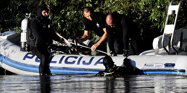 Zagreb, 270814.HGSS i policijski djetalnici pronasli su tragove koji upucuju na  automobil koji je jucer sletio u rijeku SavuFoto: Srdjan Vrancic / CROPIX