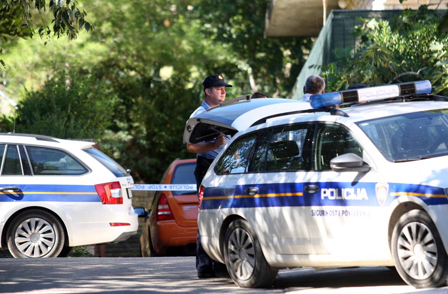 Karin Donji, 300814.Sinoc je u Karinu Donjem pronadjeno tijelo 49-godisnjaka na kojem su vidljive ozljede po tijelu. Policijski ocevid je u tijeku.Foto: Jure Miskovic / CROPIX