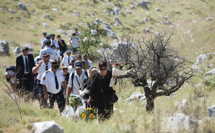 Kornati, 300814.Uvala Sipnata.Obiljezavanje sedme obljetnice stradavanja dvanaest vatrogasca na Kornatima misom u kapelici, polaganjem vijenaca i paljenjem svijeca kod 12 krizeva.Foto: Niksa Stipanicev / CROPIX