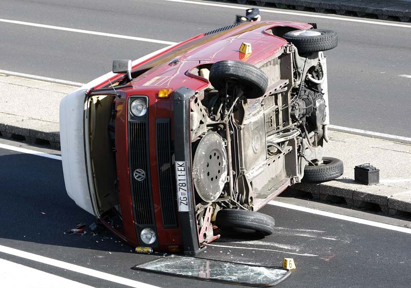 Zagreb, 300814.Slavonska avenija.Krecuci se iz smjera zapada prema istoku vozac Volkswagen Transportera izgubio je kontrolu nad vozilom te se prevrnuo na bok i zavrsio u traci suprotnog smejera.Foto: Ranko Suvar / CROPIX