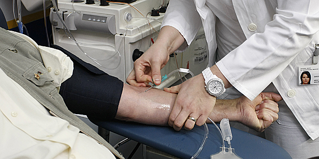 Zagreb, 190214.Zavod za transfuzijsku medicinu, Petrova 3.Dobrovoljni davatelj Jadranko Racic obiljezava 300. put kako je donirao krv a tom prigodom je dosao gradonacelnik Zagreba Milan Bandic da mu cestita za taj humani primjer.Na fotografiji: Jadranko Racic.Foto: Ronald Gorsic / CROPIX