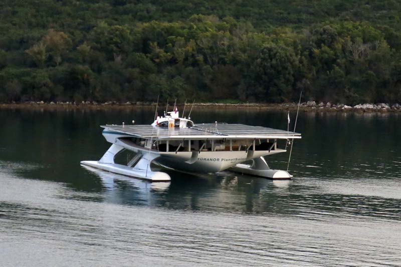 Pula, 310814.MS Turanor Planet Solar je najveci brod na svijetu koji za plovidbu koristi suncevu energiju. Katamaran vec nekoliko dana plovi Jadranom a veceras je uplovio u u lucicu Banjole. Jahta vrijedna 15 miljuna eura prekrivena je s 500 cetvornih metara solarnih ploca koje daju snagu 93 kW koje opskrbljuju energijom dva pogonska elektromotora snage 60 KW . Sunceva energija jedino mu je gorivo a pohranjuje se u litij-ionske baterije teske 8,5 tona. Autonomija rada za izostanka sunceve svjetlosti je oko 3 dana. Moze postici brzinu do 14 cvorova. Foto: Goran Sebelic / CROPIX                              