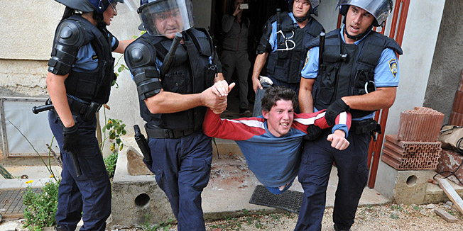 Sveti Filip i Jakov, Zadar, 030914.Policija je jutros iz kuce u Svetom Filipu i Jakovu delozirala Dubravku Jasiku, njenog sina te 30-ak pripadnika udruge Zivi zid koji su pokusali pomoci nesretnoj obitelji.Na fotografiji: delozacija.Foto: Luka Gerlanc / CROPIX