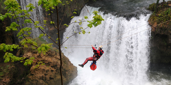 Slunj, 170414.Ministar turizma Darko Lorenci pratio je vjezbu spasavanja HGSS-a koju su pripadnici HGSS-a izveli u kanjonu u Rastokama kod Slunja. Ministarstvo turizma svake godine za HGSS izdvaja milijun kuna, a ova vjezba spasavanja dio je posljednjih priprema za pocetak turisticke sezone.Na fotografiji: Vjezba spasavanja HGSS-a.Foto: Robert Fajt / CROPIX