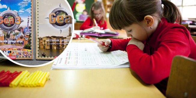 Osijek, 130313.Osnovna skola Antuna Mihanovica u Osijeku uvela je skolske uniforme u dva razreda prvascica.Ideju staru nekoliko godina s roditeljima djece dogovorio je ravnatelj skole Antun Manduric zbog pokusaja brisanja socijalnih razlika medju djecom.Uniforme se sastoje od crvenih i plavih polo majica te plavih suknjica i hlaca.Na fotografiji:Ucenici 1. b razreda OS Antuna Mihanovica u uniformama.Foto: Vlado Kos / Cropix
