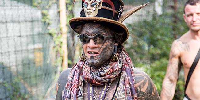 Pula, 040914.Prvoga dana odrzavanja Outlook festivala na festivalskoj lokaciji oblacno popodne nije omelo posjetitelje da uzivaju  u kvalitetnim izvodjacima na beach stageu uz more. Publiku zeljnu zabave do euforije je doveo jedan od poznatijih performera na ovogodisnjem Outlooku, Dub FX. Na fotografiji: posjetitelji. Foto: Danijela Peracic / CROPIX