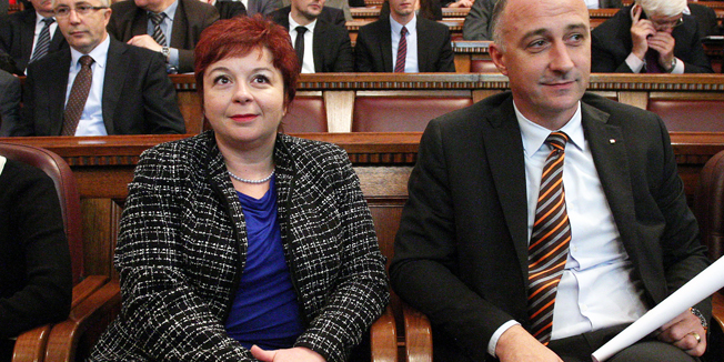 Zagreb, 151113.Hrvatska gospodarska komora.Skupstina Hrvatske gospodarske komore (HGK) na izvanrednoj sjednici odlucila je o privremenom udaljenju predsjednika HGK Nadana Vidosevica s te funkcije te izabrala Sabinu Skrtic za vrsitelja duznosti predsjednika Upravnog odbora i v.d. predsjednika HGK.Na fotografiji: Vesna Trnokop Tanta,  Sabina Skrtic, Ivan Vrdoljak.Foto: Davor Pongracic / CROPIX