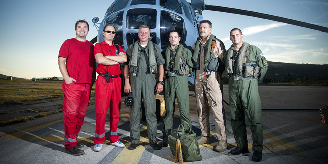 Divulje, 010914.Nocno dezurstvo sa eskadrilom transportnih helikoptera HV-a.Na fotografiji: Josko Bilic, Zdenko Biuk, Ante Franic, Filip Petrinjak, Velimir Besic i Dusko Plazonic.Foto: Ante Cizmic / CROPIX