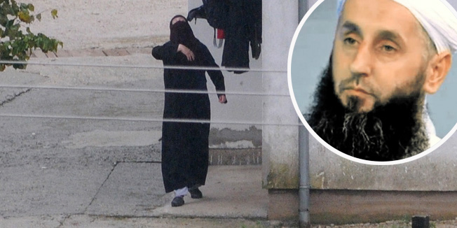 Buzim, 040914.Obiteljska kuca Vehabije Bilala Bosnica kojeg su bosanske vlasti uhitile zbog sumnje da potice terorizam, odnosno da regrutira mlade bosnjake za rat u Siriji.Na fotografiji: Jedna od zena Bilala Bosnica.Foto: Robert Fajt / CROPIX