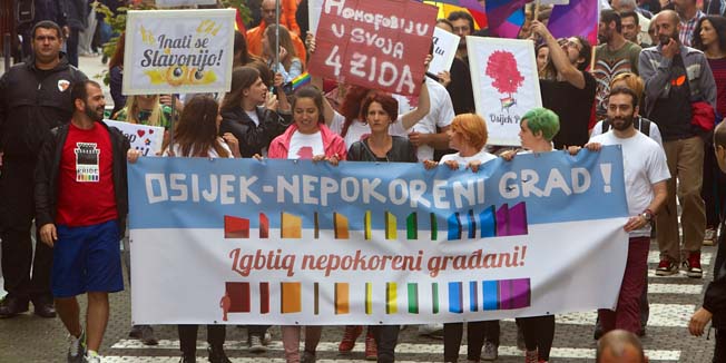 Osijek, 060914.Okupljanjem na Trgu Ante Starcevica u 11 sati u Osijeku je zapocela prva osjecka Pride parada tj. Povorka ponosa.U 12 sati 300-tinjak okupljenih na Paradi ponosa krenulo je u jednosatnu setnju gradom pri cemu nije zabiljezen ni najmanji incident.Na fotografiji: Povorka ponosa u setnji gradom.Foto: Vlado Kos / Cropix