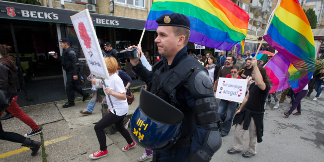 Osijek, 060914.Okupljanjem na Trgu Ante Starcevica u 11 sati u Osijeku je zapocela prva osjecka Pride parada tj. Povorka ponosa.U 12 sati 300-tinjak okupljenih na Paradi ponosa krenulo je u jednosatnu setnju gradom pri cemu nije zabiljezen ni najmanji incident.Na fotografiji: policijsko osiguranje Povorke ponosa.Foto: Vlado Kos / Cropix