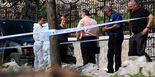 Perusic, 080914.U zaseoku Vukelici na podrucju Donjeg Kosinja oko 11 sati Mate Vukelic iz pistolja je ubio svojeg brata Milana.Na fotografiji: Policija na mjestu dogadjaja.Foto: Robert Fajt / CROPIX