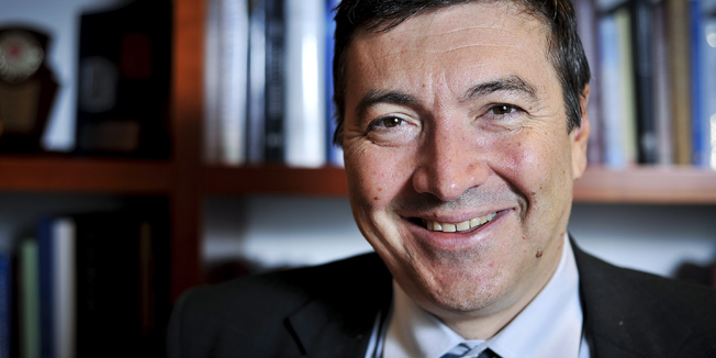 Zagreb, 040914.Ministar znanosti, obrazovanja i sporta Vedran Mornar, fotografiran u svojem uredu u ministarstvu.Foto: Boris Kovacev / CROPIX