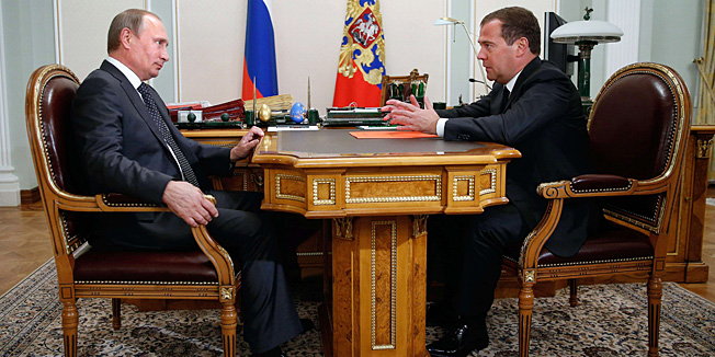 Russian President Vladimir Putin (L) talks with Prime Minister Dmitry Medvedev during their meeting in Putin's residence Novo-Ogarevo, outside Moscow on September 8, 2014.  AFP PHOTO / RIA NOVOSTI / DMITRY ASTAKHOV