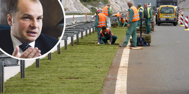 Vrgorac, 290414.Sadnja ili postavljjanje travnatog tepiha izmedju trakova autoceste A1 od odmorista Rascane Gornje prema izlazu Ravca koje provode Hrvatske Autoceste.Na fotografiji : Radnici HAC-a postavljaju travnati tepih na autocesti A1 kod odmorista Rascane Gornje.Foto: Ivo Ravlic / CROPIX