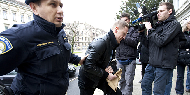 Osijek, 060413.Privodjenje na Zupanijski sud u Osijeku osumnjicenih za primanje mita na osjeckom Ekonomskom fakultetu.Na fotografiji: Drazen Cucic asistent na fakultetu.Foto: Vlado Kos / Cropix