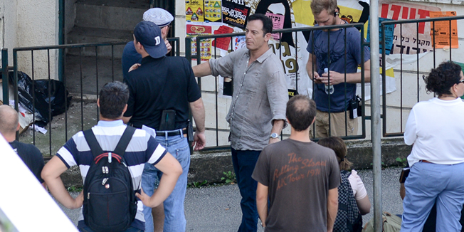 Dubrovnik, 100914.Sa seta Serije Dig USA Networka koje se snima u Mokosici. Kako doznajemo od statista, scene snimljene u Mokosici su zamjena za Palestinu.Na fotgrafiji Jason Isaac u pauzi snimanja.Foto: Tonci Plazibat / CROPIX