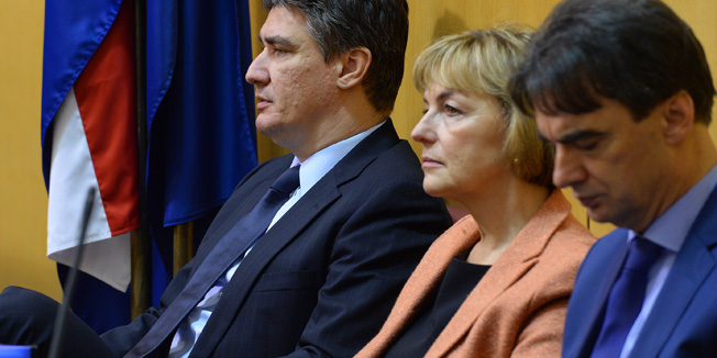 Zagreb, 131113.Markov trg.U tijeku je redovita sjednica Sabora RH na cijem su se aktuanom prijepodnevu pitanja upucivala premijer Zoranu Milanovicu.Na fotografiji: Zoran Milanovic, Vesna Pusic i Branko Grcic.Foto: Goran Mehkek / CROPIX