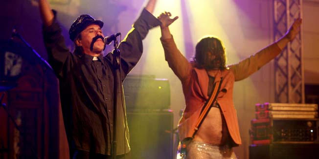 Varazdin, 100914.Na sredisnjem gradskom trgu, Trgu kralja Tomislava, otvoren je 9. Trash Film Festival. Pod dirigentskom palicom performera Ivana Meseka odsvirana je sonata za dvije motorke i tri dobosa, nakon cega je odrzan koncert rijecke grupe Let3.Na fotografiji: koncert grupe Let3.Foto: Zeljko Hajdinjak / Cropix