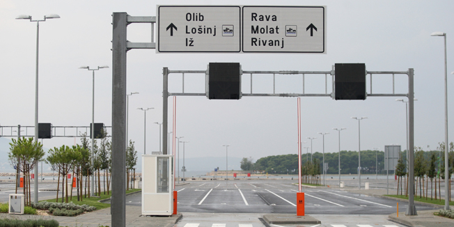 Zadar, 100914.Luka Gazenica. Gatovi i kontejnerske gradjevine buduceg putnickog terminala cije bi uredjenje trebalo zavrsiti za dva tjedna.Foto: Jure Miskovic / CROPIX