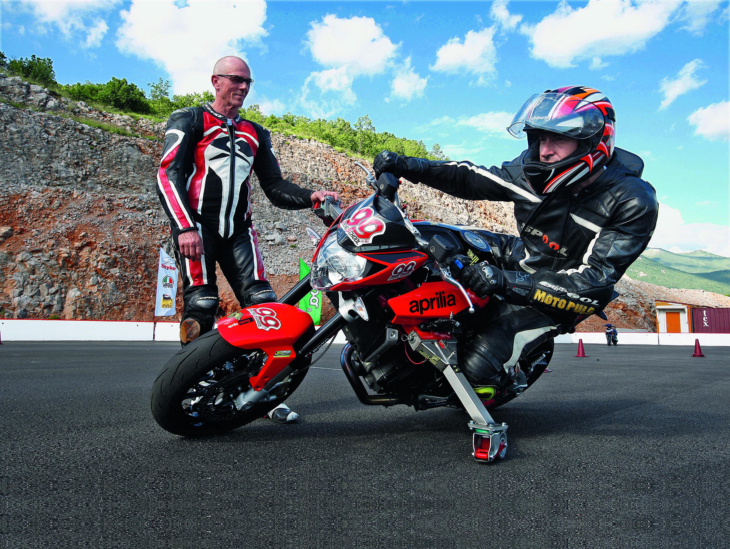 Za dobar dan u školi sigurne vožnje nužni su budno oko iskusnog instruktora, vrhunski pripremljen motocikl, kvalitetni poligon i učenik željan znanja...