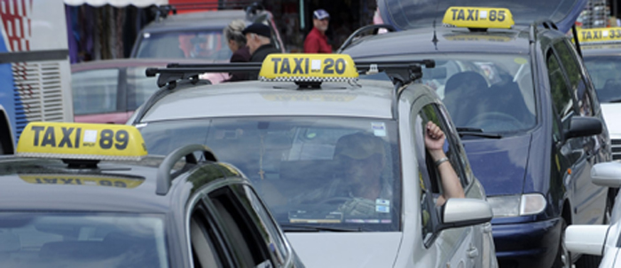 Split , 130510 .Splitski taksisti medju koje se uvukao nemir nakon najave dolaska tvrtki koje uzimaju velike koncesije na taksi voznje cime bi se izgurali sadasnji splitski taksisti a na taj nacin i njhovih 100 obitelji bi ostalo bez egzistencije . Foto : Paun Paunovic / CROPIX