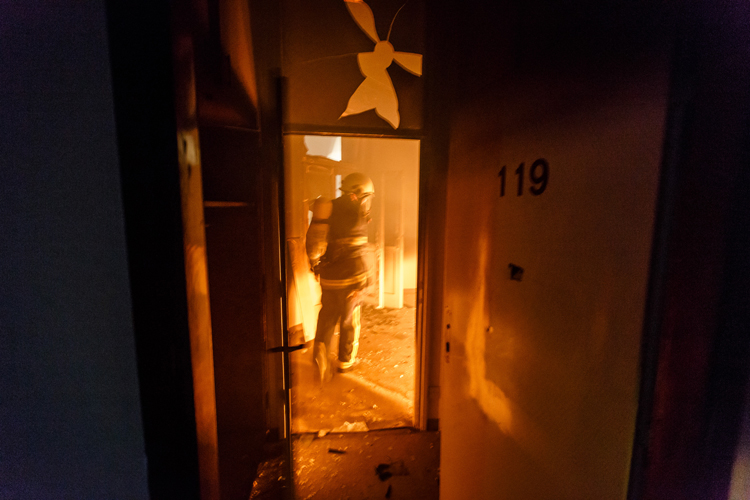 Kastel Stari, 140214. Veceras je doslo do pozara u staroj zgradi Hotela Palace koja je izgradjena 1920.-ih. Nakon privatizacije, hotel je kupila Tulipan grupa koja ga je odlucila prodati. Hotel vec 6 godina stoji zapusten a unatrag mjesec dana vatrogasci su sest puta gasili pozar na istoj lokaciji.Foto: Zvonimir Barisin / CROPIX