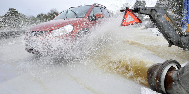 Sisak, Zazina, 130914.U ocekivanju vodenog vala iz Karlovca mjestanima Zazine u pomoc je izaska Hrvatska vojska koja na rijeci Kupi gradi nasipe od vreca.Foto: Bruno Konjevic / CROPIX