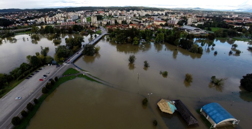 Karlovac, 130914.Vodostaj Korane u podne je iznosio 806 cm a u popodnevnim satima porast ce za jos 40 cm.Na fotografiji: Panoramska fotografija Korane u Karlovcu.Foto: Robert Fajt / CROPIX