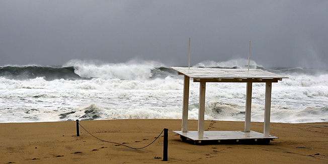 View of waves in San Jose del Cabo, Baja California State, Mexico, on September 14, 2014. Hurricane Odile swirled menacingly toward Mexico's Los Cabos resorts on Sunday, leading authorities to evacuate high-risk areas and open shelters as the powerful storm threatened to thrash the Pacific coast. AFP PHOTO/RONALDO SCHEMIDT