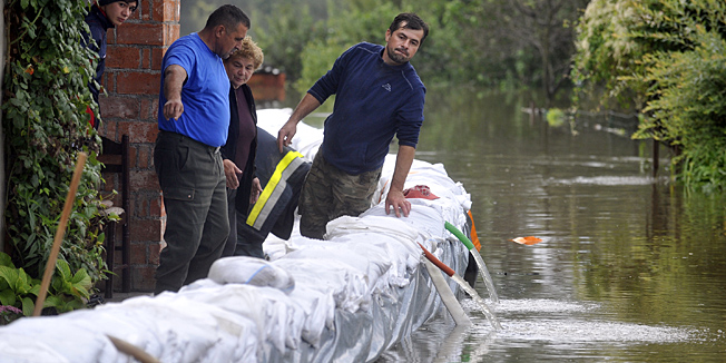 Letovanic, 150914.Poplave i dalje prijete mnogim mjestima u Hrvatskoj.Zbog porasta rijeke Kupe, najkriticnija situacija u sredisnjoj Hrvatskoj je trenutno na podrucju Letovanica, gdje su ponegdje probijeni zecji nasipi i proglasena je opca opasnost. Na fotografiji: stanovnici se i dalje bore protiv poplave.Foto: Bruno Konjevic / CROPIX