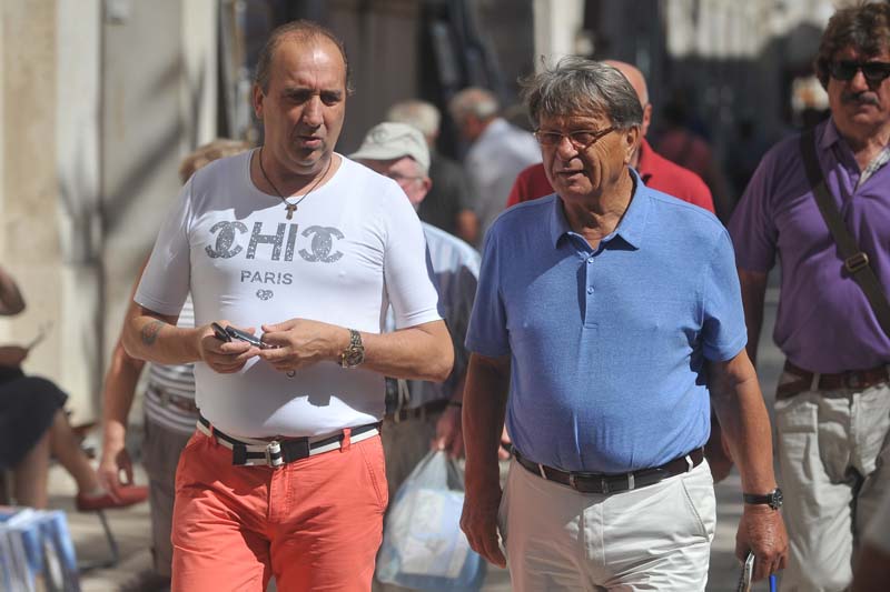 Zadar, 160914.Miroslav Ciro Blazevic je u jutrosnjoj setnji gradom susreo Mladena Grdovica, a onda na Narodnom trgu nakratko sjeo na kavu sa slavnim zadarskim kosarkasem Pinom Giergiom.Na fotografiji: Ciro u razgovoru s Mladenom Grdovicem.Foto: Luka Gerlanc / CROPIX