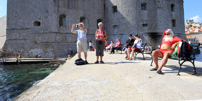 Dubrovnik, 160914.Nakon kisne ciklone krajem proslog tjedna, u Dubrovnik se vratilo ljetno vrijeme. Turisti uzivaju u setnji i suncanju na Porporeli. Foto: Niksa Duper / CROPIX 
