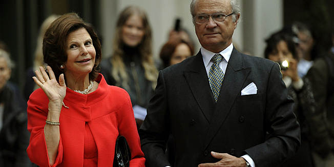 King Carl Gustav and Queen Silvia of Sweden arrive for the Centennial Exhibition Opening for Luminous Modernism: Scandinavian Art Comes to America 1912 at the Scandinavia House in New York October 20, 2011.    AFP PHOTO / TIMOTHY A. CLARY