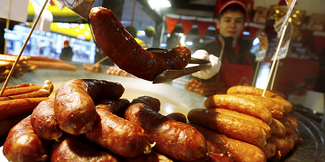 Zagreb, 261113.Trg bana Josipa Jelacica.Ponuda na glavnom zagrebackom trgu, cijena kobasice sa senfom iznopsi 15 kuna.Foto; Damjan Tadic / CROPIX