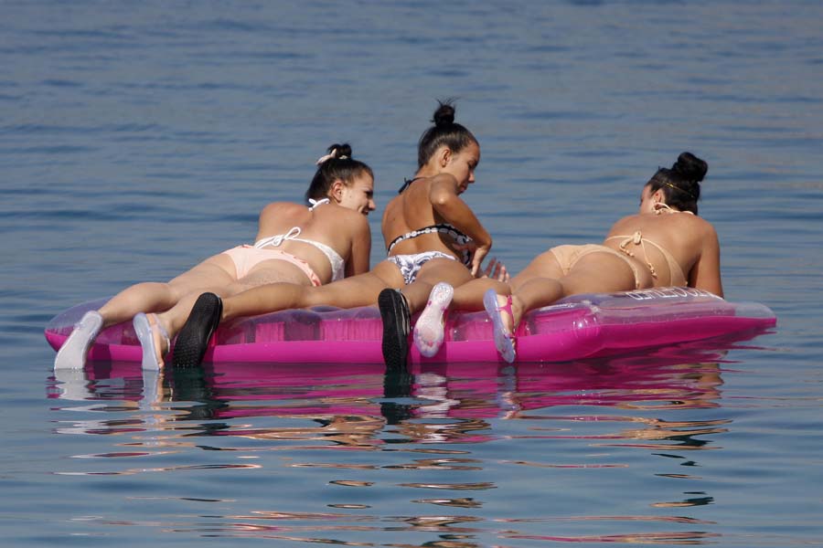 Makarska, 170914.Brojni turisti koji borave na makarskom podrucju uzivaju na plazi uz temperaturu mora tek dva stupnja manjoj od vanjskih 24C uz blagodat nizih vansezonskih cijena i bez guzve na zalu.Na fotografiji: Turisti na makarskoj plazi .Foto: Ivo Ravlic / CROPIX