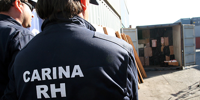 Rijeka, 171007.Rijecki carinici zapljenili su veliku kolicinu krijumcarenih cigareta u dva kontejnera na kontejnerskom terminalu Brajdica. Cigarete su stigle iz kineske luke Chiwan brodovima Camelia i Power, radi se o 57800 steka Marlbora, a vrijednost krijumcarene robe procjenjuje se na oko 3,2 milijuna kuna.Foto: Tea Cimas / Cropix