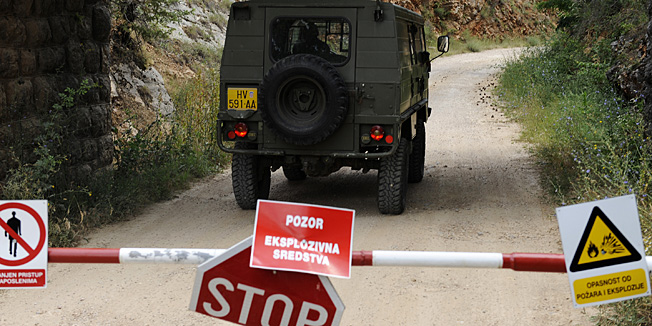 Padjani kod Knina, 100713.Danas je doslo do eksplozije u vojarni u Padjanima kod Knina, po prvim informacija ima vise ozlijedjenih vojnika HV-a.Na fotografiji: ulaz u vojarnu.Foto: Niksa Stipanicev / CROPIX