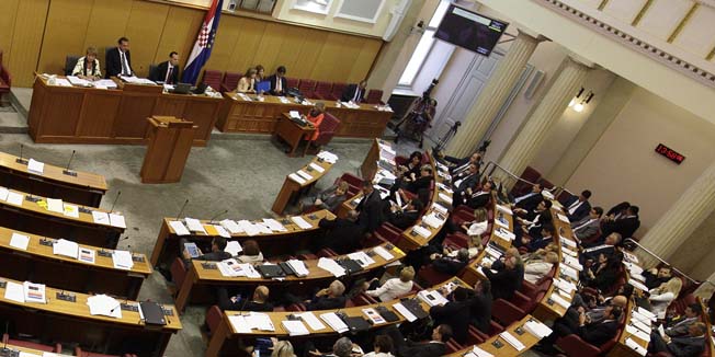 Zagreb, 170914.Nakon ljetne pauze zapoceo je s radom Hrvatski sabor, 14. sjednica zapocela je  postavljanjem pitanja Vladi RH.Na fotografiji: Zastupnici HDZ-a napustili sabornicu i srusili kvorum prije glasanja o potvrdjivanju povratka bivse sisasko-moslavacke zupanice Marine Lovric Merzel u saborske klupe.Foto: Dragan Matic / CROPIX