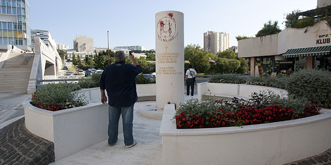   Split, 180914 U noci sa srijede na cetvrtak nepoznati pocinitelj prolio je crvenom bojom spomenik pripadnicima HOS-a poginulim u Domovinskom ratu. Na fotografiji: spomenik HOS-u proliven crvenom bojom.Foto: Vladimir Dugandzic / CROPIX