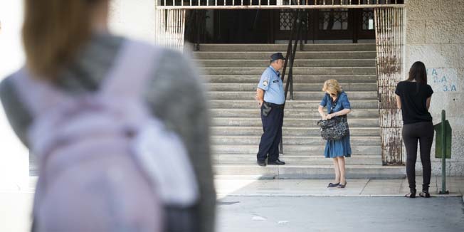 Split, 180914.Osnovna skola Spinut.Zbog lazne dojave o postavljenoj bombi ucenici su napustili zgradu gimnazije i Osnovne skole Spinut.Na fotografiji: policija ispred zgrade OS Spinut.Foto: Tom Dubravec / CROPIX