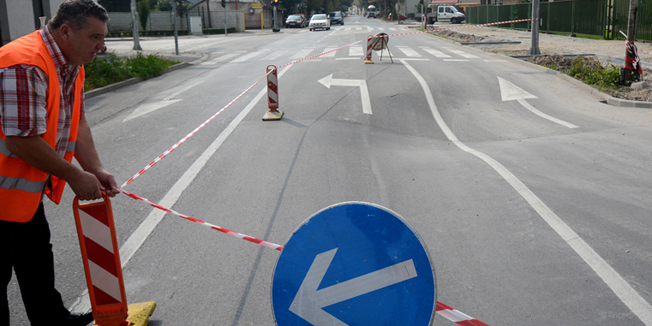 Karlovac, 180914.Kao posljedica nedavnih obilnih padalina i poplava u karlovackoj gradskoj cetvrti Banija propao je asfalt dimenzija 5x3 metra, zbog cega je zatvoren jedan kolnicki trak, te se promet odvija naizmjenicno.Na fotografiji: Ulegnuti asfalt.Foto: Robert Fajt / CROPIX