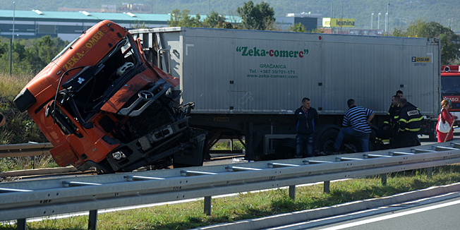 Split, 180914.Na predjelu Dugopolja kod samog ulaza na autocestu dogodila se prometna nesreca u kojoj se tegljac s prikolicom prevrnuo i udario u zastitnu ogradu.Foto: Paun Paunovic / CROPIX