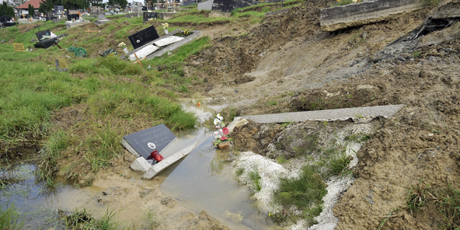 Velika Gorica, 180914.Usljed obilnih kisa aktivirala su se brojna klizista, jedno je na groblju u Kravarskom pokraj Velike Gorice.Foto: Bruno Konjevic / CROPIX