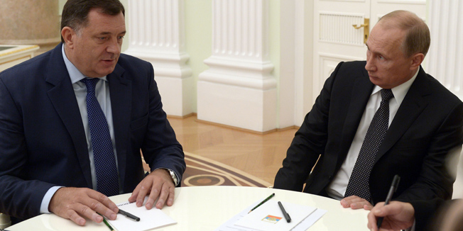 Russian President Vladimir Putin (R) meets with the president of Bosnia's Serb entity 