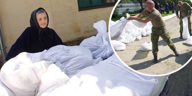 Sveti Djurad, 180914.U Svetom Djurdju kod Donjeg Miholjaca zbog opsanosti od poplave rijeke Drave postavljeni su zecji nasipi uz nekoliko kuca koje su najblize podrucju izlijevanja vode.Na fotografiji: zecji nasip uz kuce u Skolskoj ulici u Svetom Djurdju.Baka Liza Veselcic zivi u jednoj od kuca koje su u opasnosti od skore poplave.Foto: Vlado Kos / Cropix