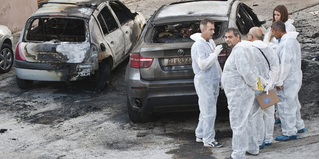 Split, 190914.U cetvrtak oko 23.50 sati policija je dobila dojavu o pozaru na parkiralitu na Splitu 3,  u ulici Fausta Vrancica. Planuo je automobil marke BMW X6 rijeckih tablica, a vatra se s njega prosirila na oblinji Renault Clio. Nesluzbeno pozar su podmetnula dvojica mladica; dok je jedan upravljao skuterom, suvozac je pod BMW X6 bacio 