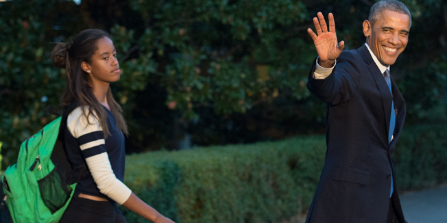 US President Barack Obama and his daughter Malia depart the White House in Washington on September 19, 2014 to spend the weekend at the Camp David presidential retreat.   AFP PHOTO/Nicholas KAMM