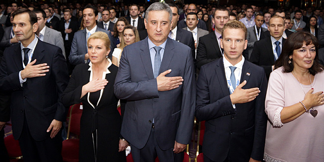 Zagreb, 200914.Hotel Westin.Predsjednik HDZ-a Tomislav Karamarko i predsjednicka kandidatkinja stranke Kolinda Grabar Kitarovic prisustvovali su 13. Opcem saboru Mladezi HDZ-a koji se odrzao u hotelu Westin.Na fotografiji: himna prije pocetka.Foto: Marko Todorov / CROPIX